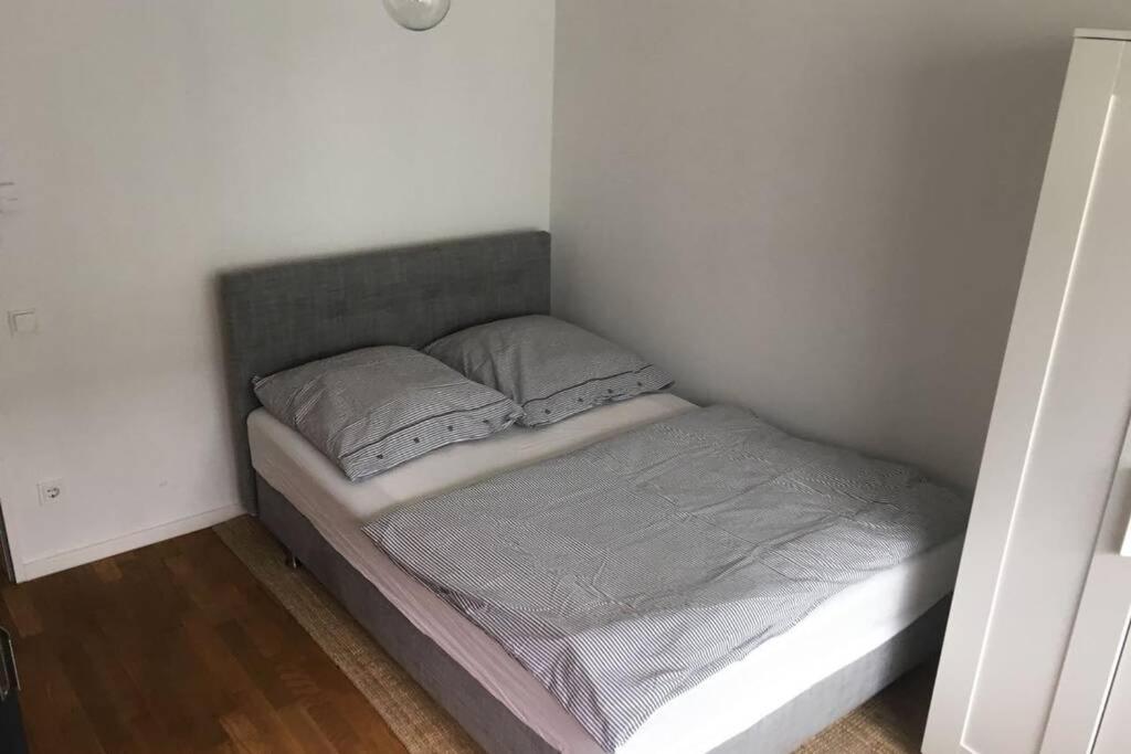 2 Bedroom Mauerpark-apartment, Mitte View Calendar Apartamento Berlim