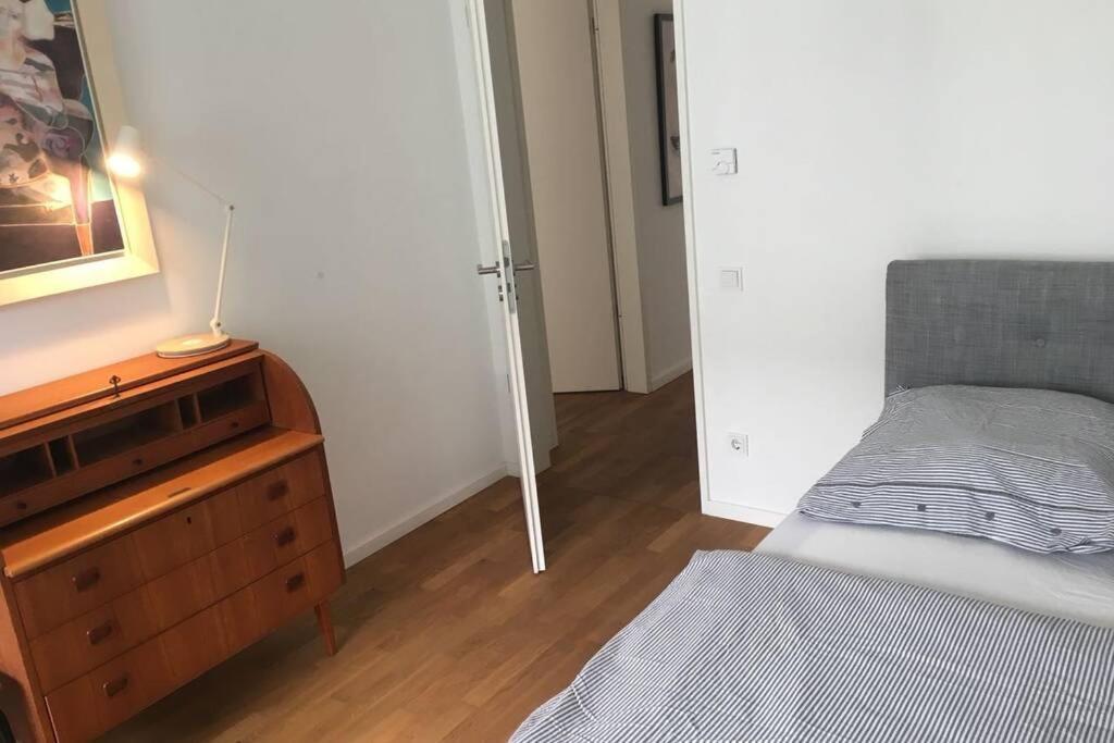 2 Bedroom Mauerpark-apartment, Mitte View Calendar Apartamento Berlim