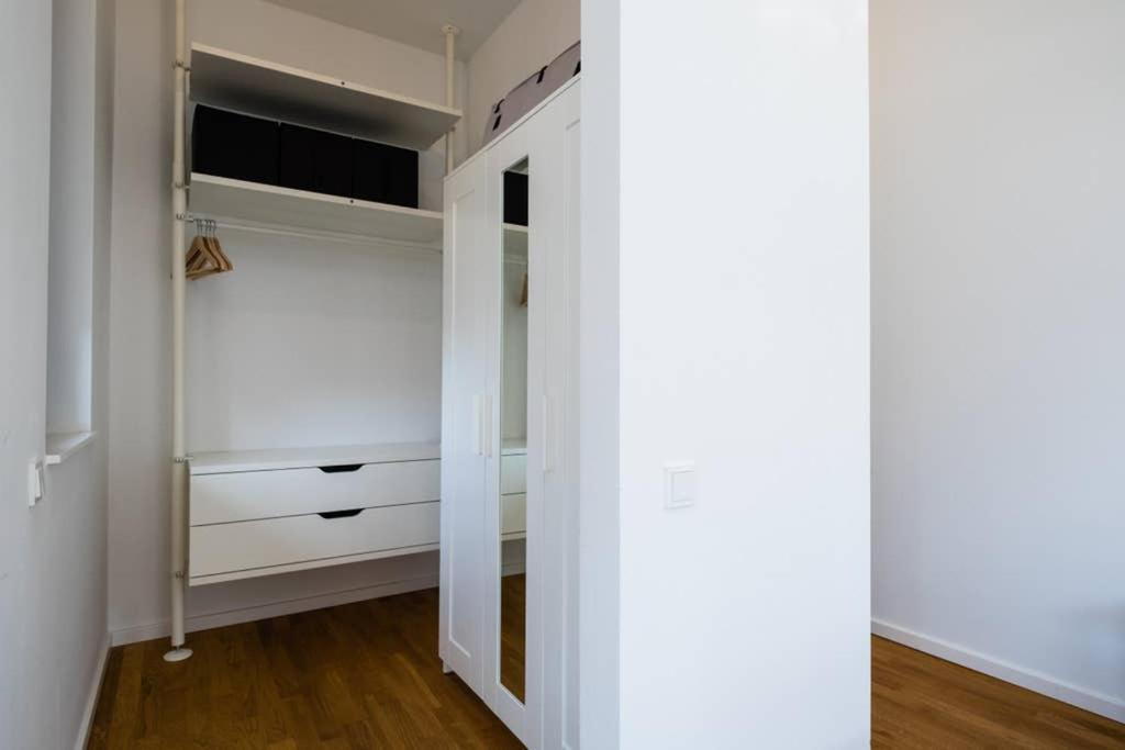 2 Bedroom Mauerpark-apartment, Mitte View Calendar * Berlim