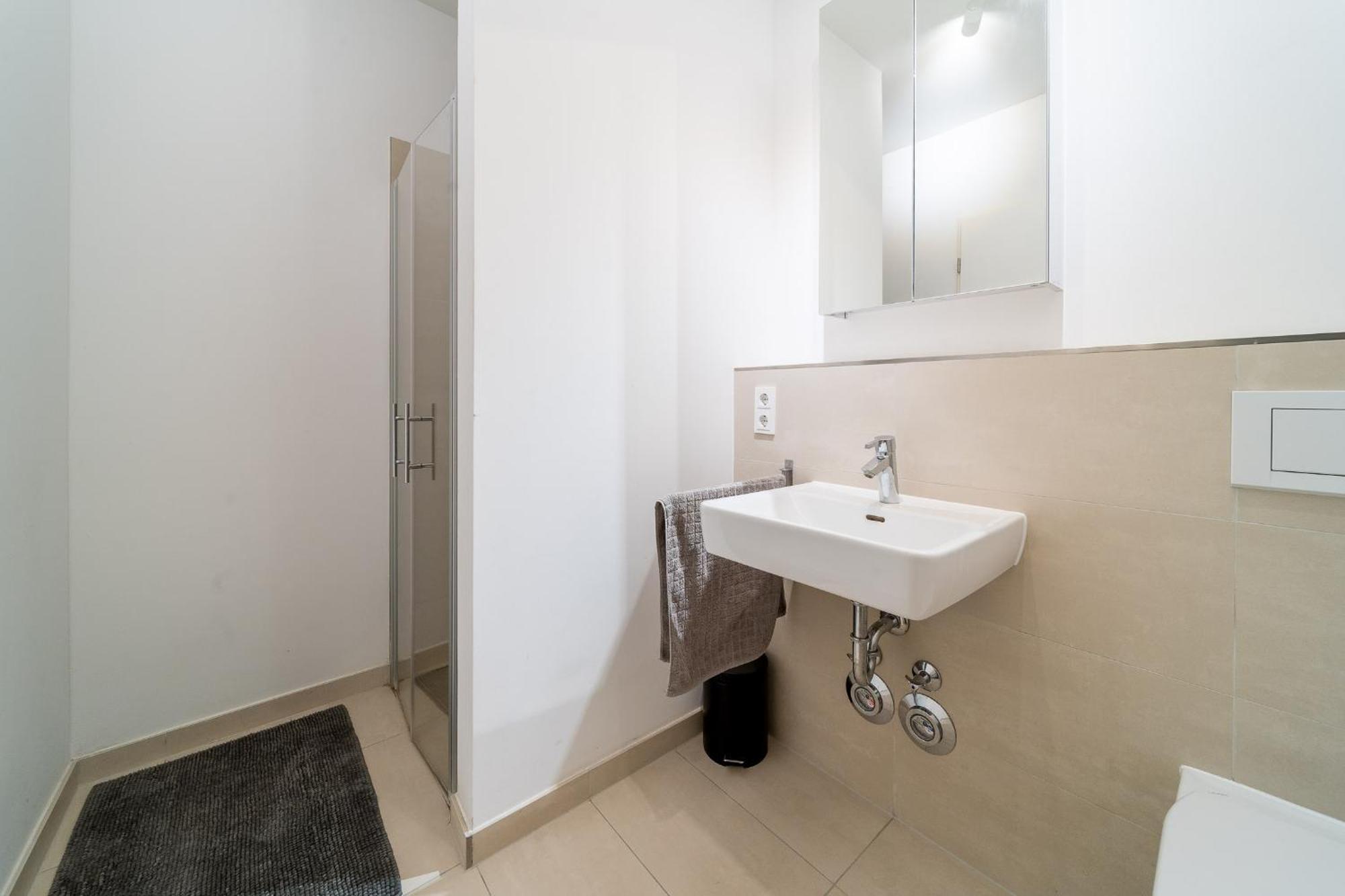 2 Bedroom Mauerpark-apartment, Mitte View Calendar * Berlim