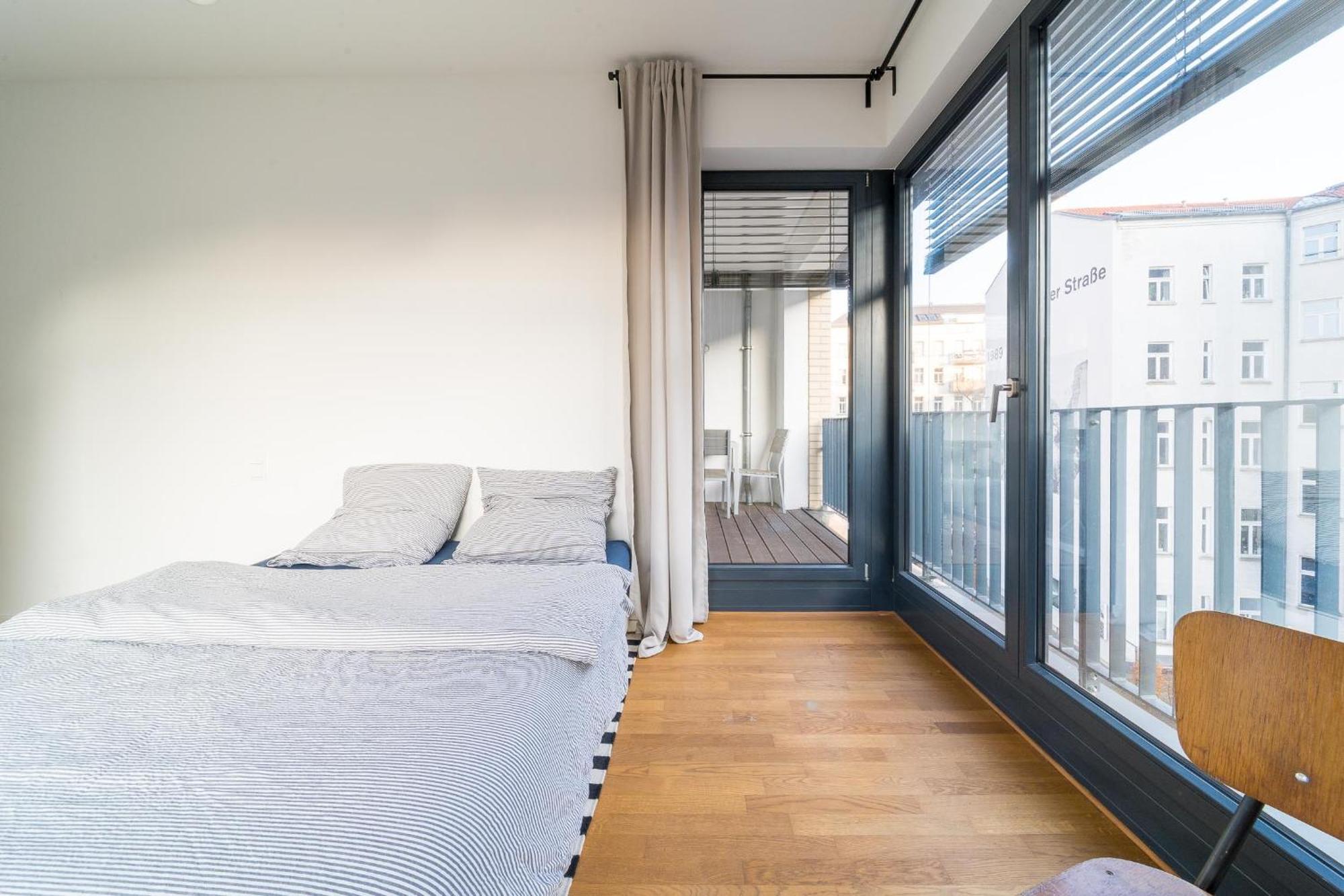 2 Bedroom Mauerpark-apartment, Mitte View Calendar Berlim