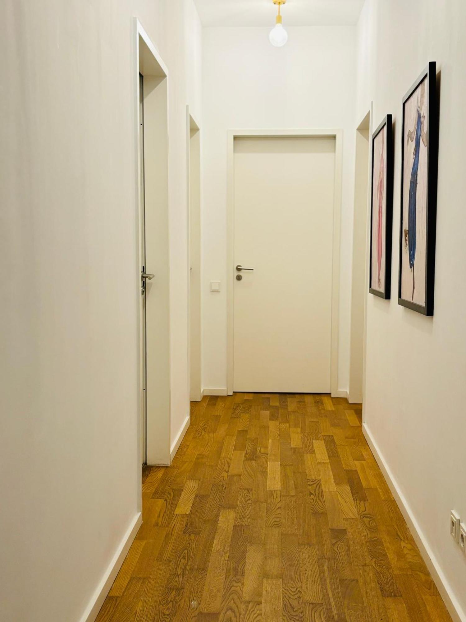 2 Bedroom Mauerpark-apartment, Mitte View Calendar * Berlim