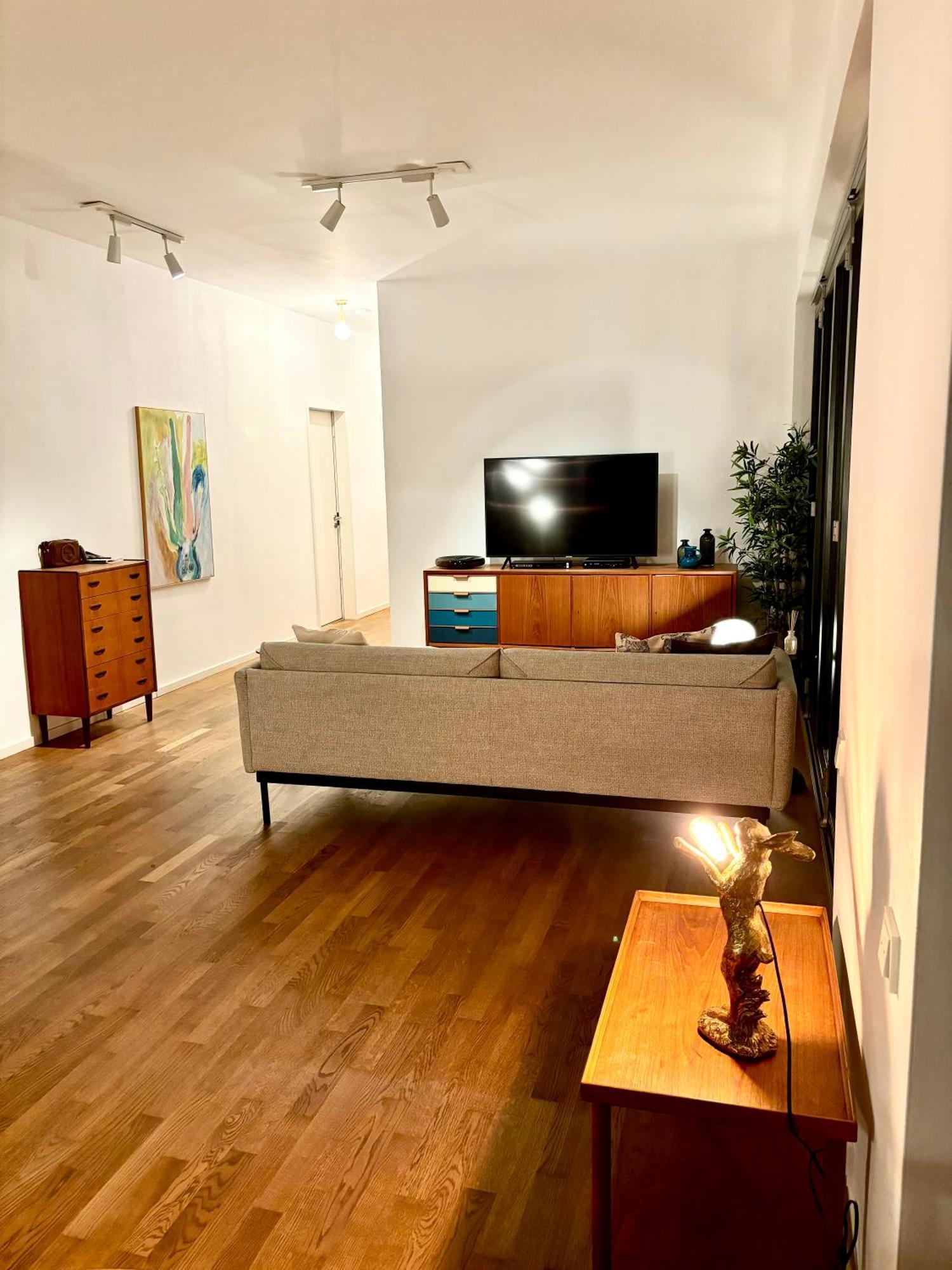 2 Bedroom Mauerpark-apartment, Mitte View Calendar * Berlim