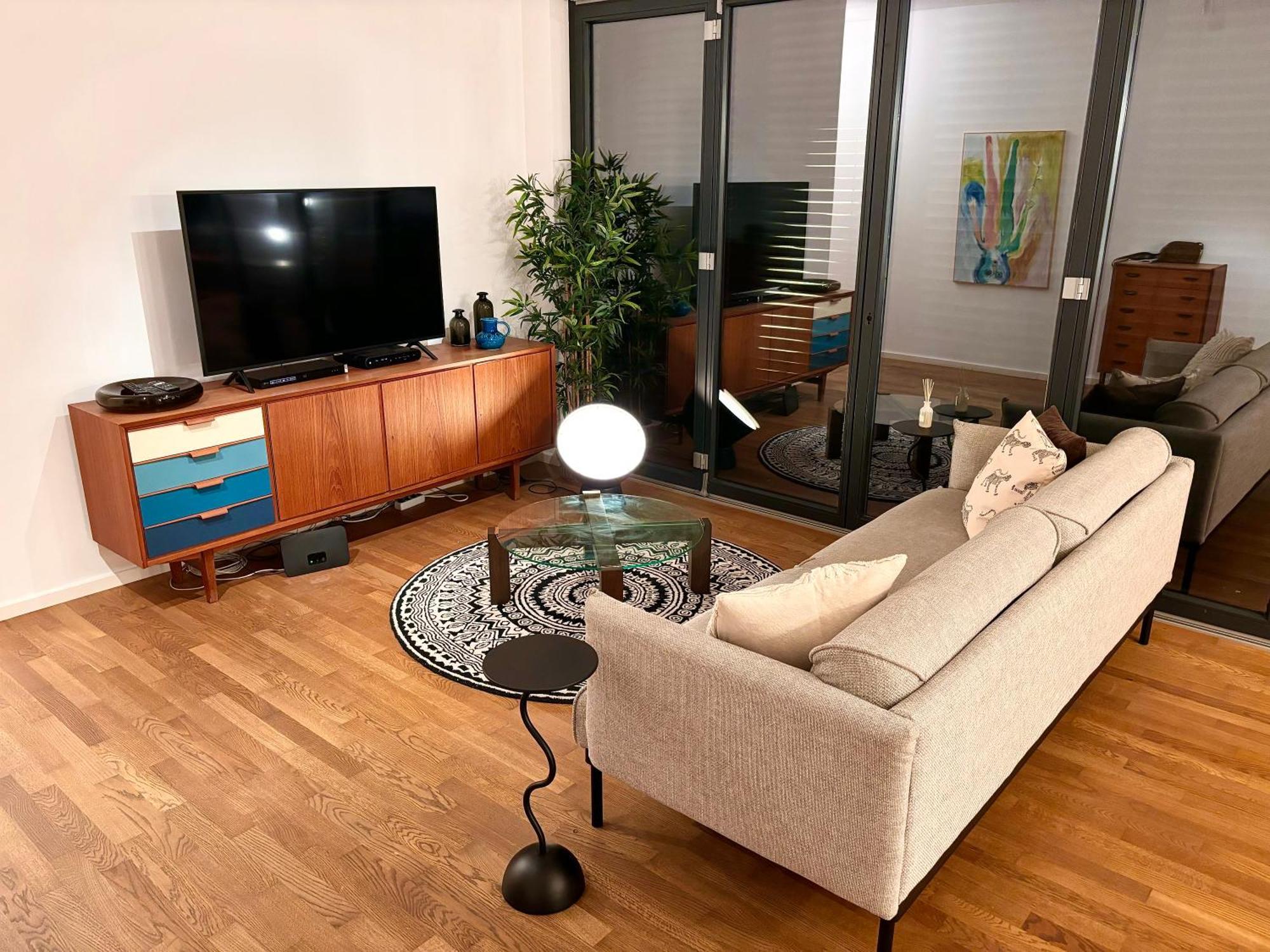 2 Bedroom Mauerpark-apartment, Mitte View Calendar Apartamento Berlim