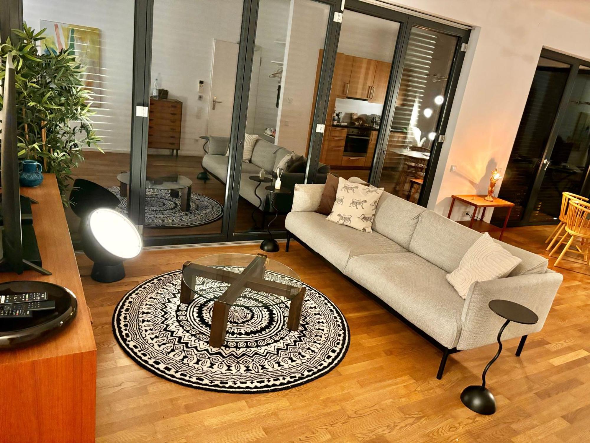 2 Bedroom Mauerpark-apartment, Mitte View Calendar Berlim