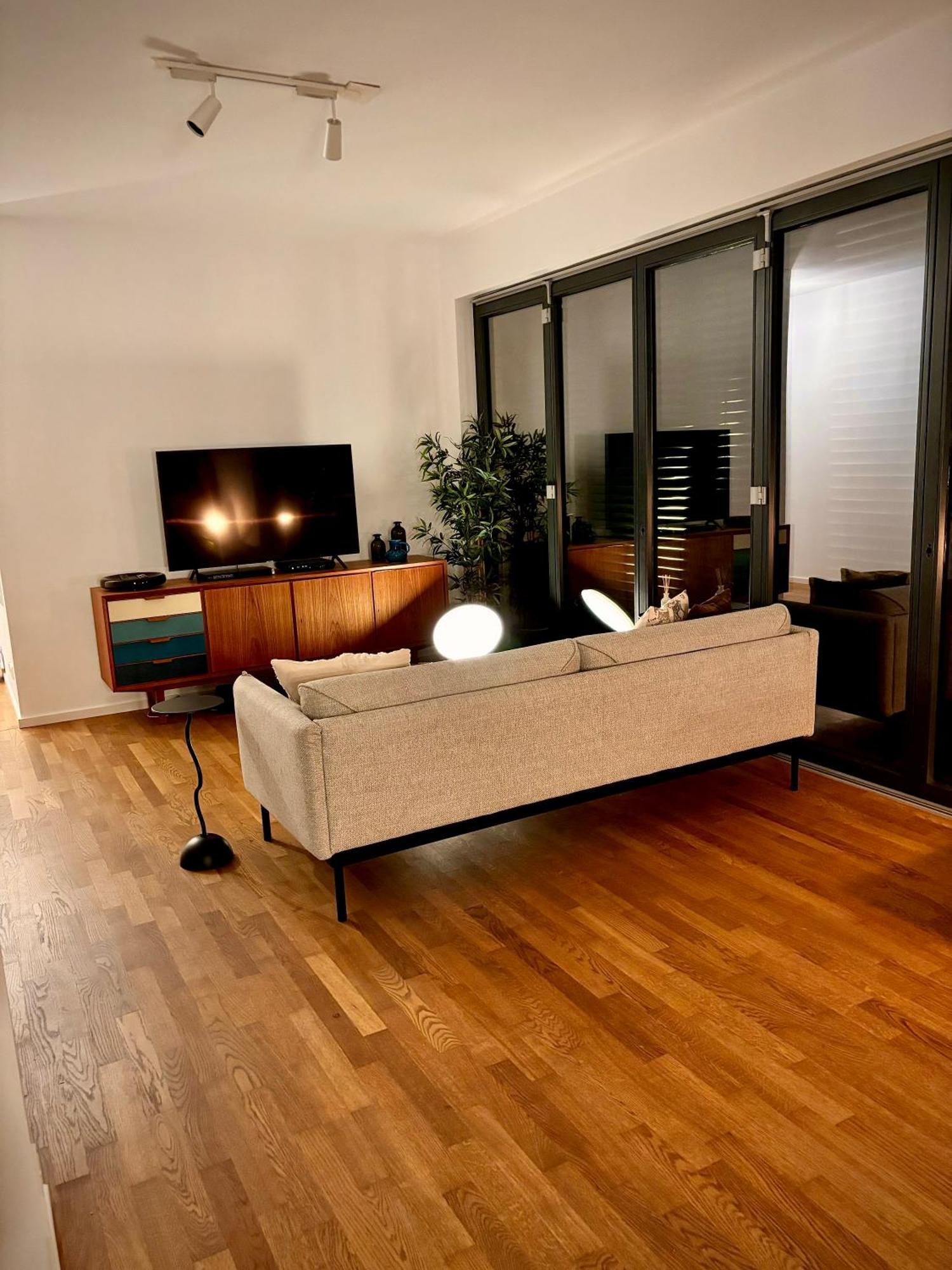 2 Bedroom Mauerpark-apartment, Mitte View Calendar * Berlim